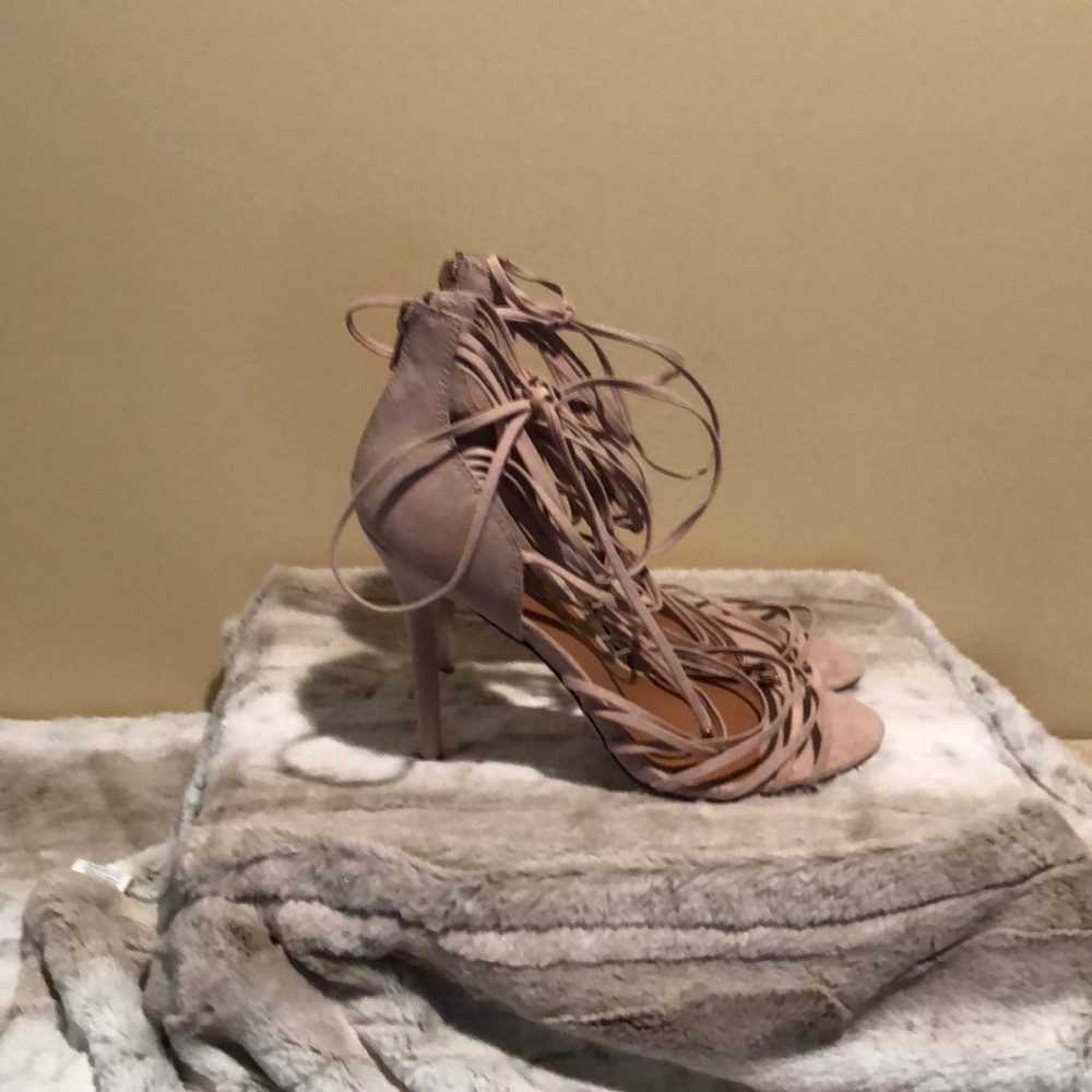 High Heel - Picture 2 of 6